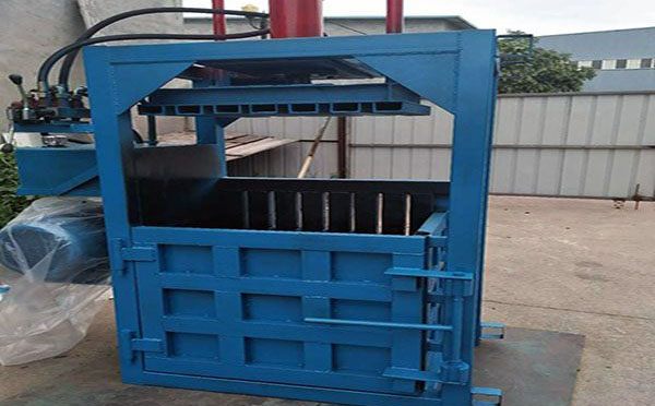 半自動(dòng)打包機(jī)廠